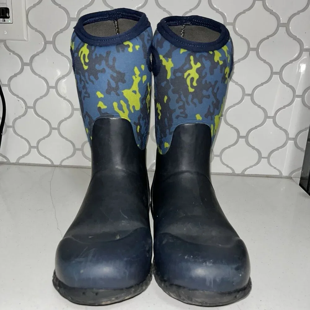 Bogs Pull On Boots Youth Size 4 Insulated Rubber Waterproof Blue Yellow Camo